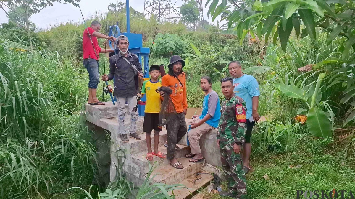 Warga Pondok Petir Kecamatan Bojongsari memancing ikan di Kali Angke baru mendapatkan kiriman air dari Bogor, Selasa 4 Maret 2025. (Sumber: Poskota/Angga Pahlevi)