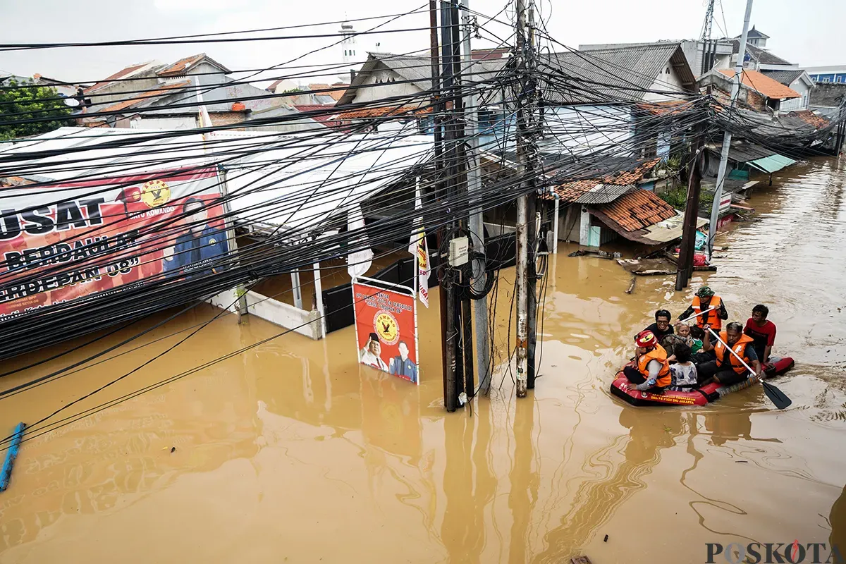 Petugas Gulkarmat Jakarta Selatan mengevakuasi warga yang terdampak banjir di Kelurahan Rawajati, Pancoran, Jakarta Selatan dan Kelurahan Cililitan, Kramat Jati, Jakarta Timur, Selasa, 4 Maret 2025. (Sumber: Poskota/Bilal Nugraha Ginanjar)