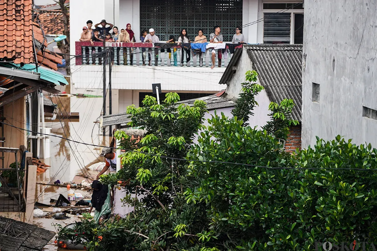 Petugas Gulkarmat Jakarta Selatan mengevakuasi warga yang terdampak banjir di Kelurahan Rawajati, Pancoran, Jakarta Selatan dan Kelurahan Cililitan, Kramat Jati, Jakarta Timur, Selasa, 4 Maret 2025. (Sumber: Poskota/Bilal Nugraha Ginanjar)