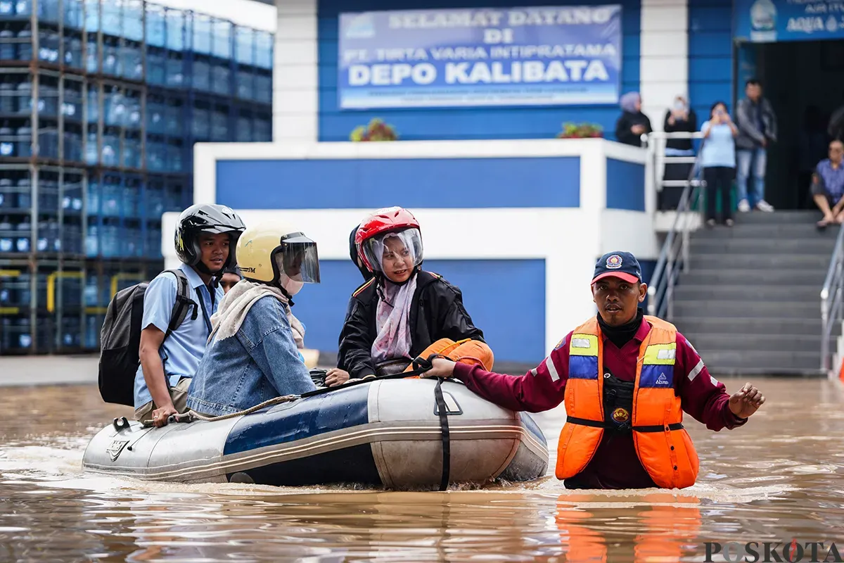 Petugas Gulkarmat Jakarta Selatan mengevakuasi warga yang terdampak banjir di Kelurahan Rawajati, Pancoran, Jakarta Selatan dan Kelurahan Cililitan, Kramat Jati, Jakarta Timur, Selasa, 4 Maret 2025. (Sumber: Poskota/Bilal Nugraha Ginanjar)