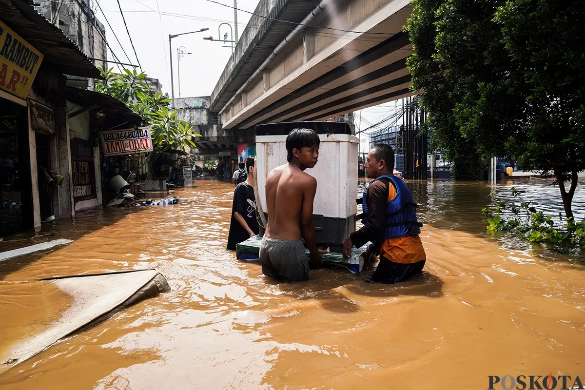 Petugas Gulkarmat Jakarta Selatan mengevakuasi warga yang terdampak banjir di Kelurahan Rawajati, Pancoran, Jakarta Selatan dan Kelurahan Cililitan, Kramat Jati, Jakarta Timur, Selasa, 4 Maret 2025. (Sumber: Poskota/Bilal Nugraha Ginanjar)