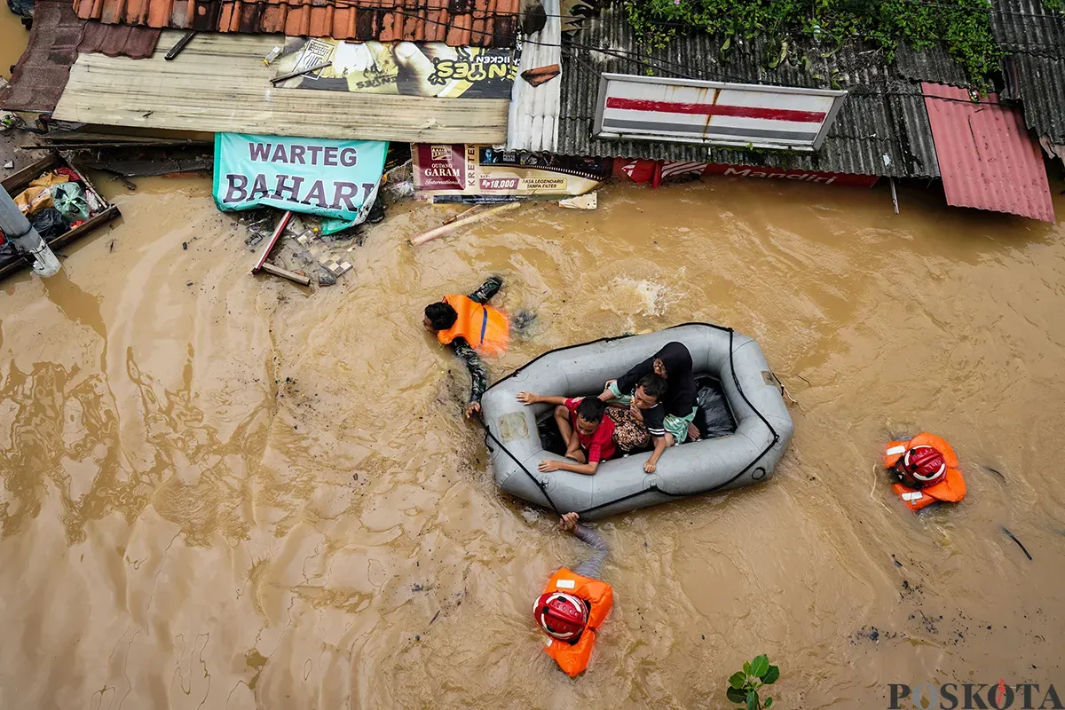 Petugas Gulkarmat Jakarta Selatan mengevakuasi warga yang terdampak banjir di Kelurahan Rawajati, Pancoran, Jakarta Selatan dan Kelurahan Cililitan, Kramat Jati, Jakarta Timur, Selasa, 4 Maret 2025. (Sumber: Poskota/Bilal Nugraha Ginanjar)