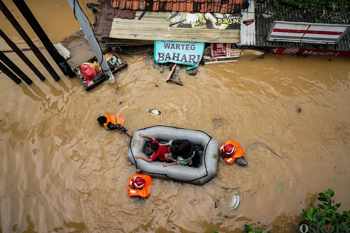 Petugas Gulkarmat Jakarta Selatan mengevakuasi warga yang terdampak banjir di Kelurahan Rawajati, Pancoran, Jakarta Selatan dan Kelurahan Cililitan, Kramat Jati, Jakarta Timur, Selasa, 4 Maret 2025. (Sumber: Poskota/Bilal Nugraha Ginanjar)