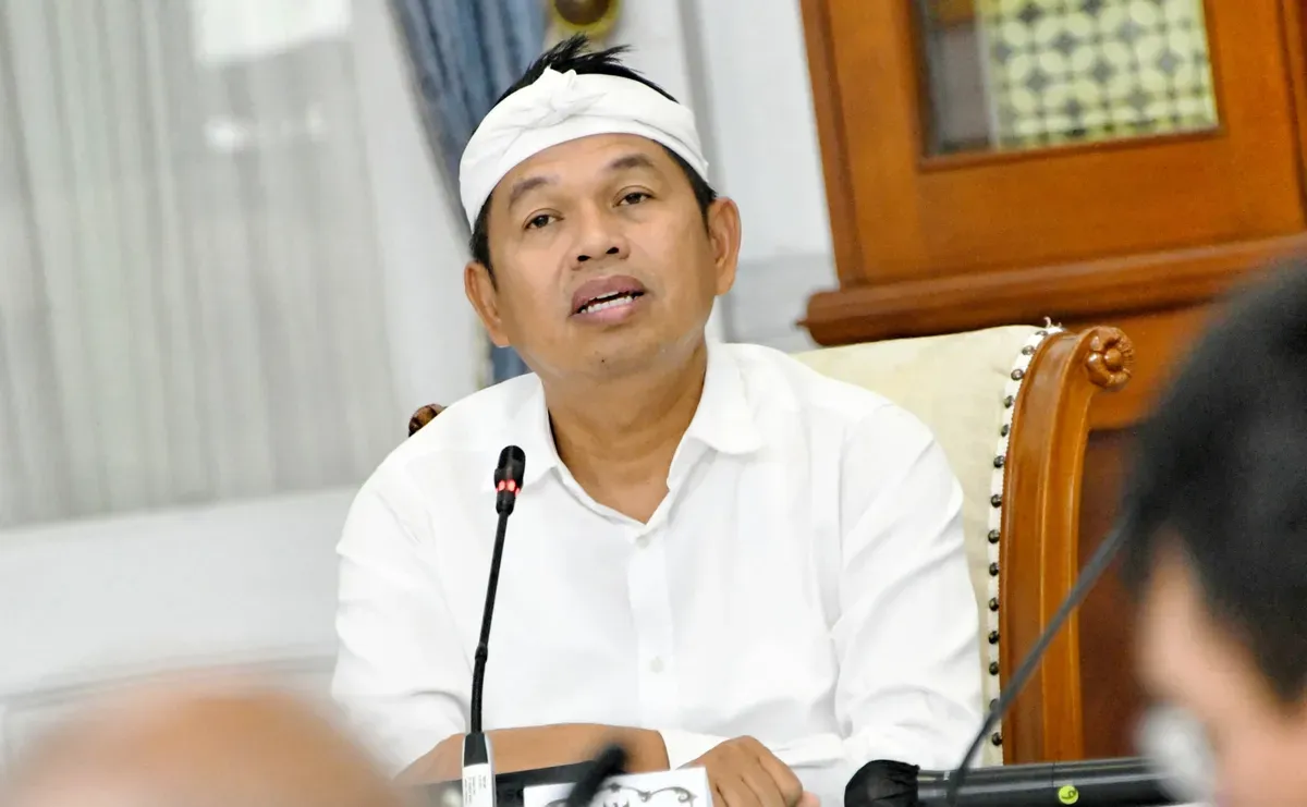 Dedi Mulyadi menanggapi soal viralnya patung penyu di Sukabumi senilai Rp15 miliar terbuat dari kardus. (Sumber: Dok. Biro Adpim Jabar)