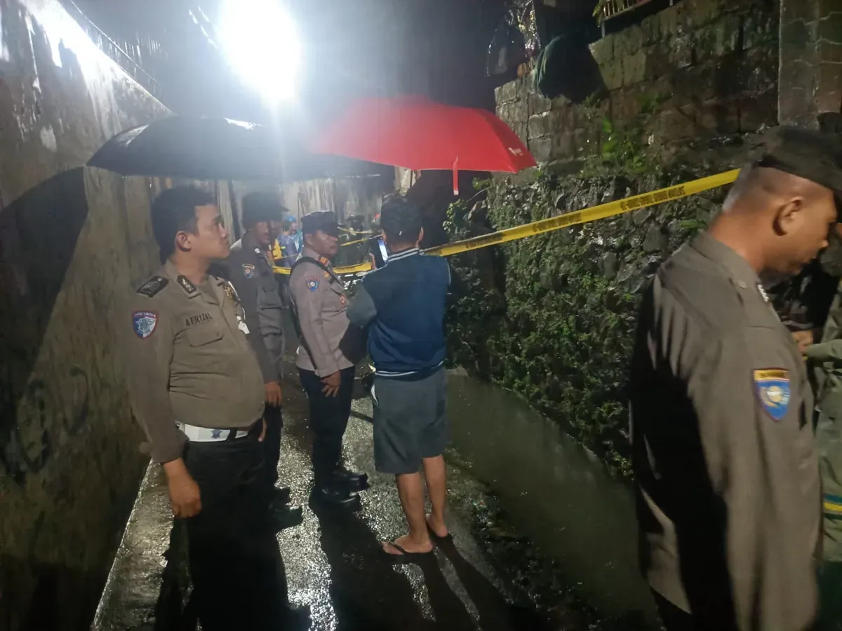 Polisi memasang garis polisi di rumah warga yang mengalami longsor di Jalan Semanggi, Kelurahan Cempaka Putih, Ciputat Timur, Kota Tangerang, Senin, 3 Maret 2025. (Sumber: Dok. Polsek Ciputat Timur)