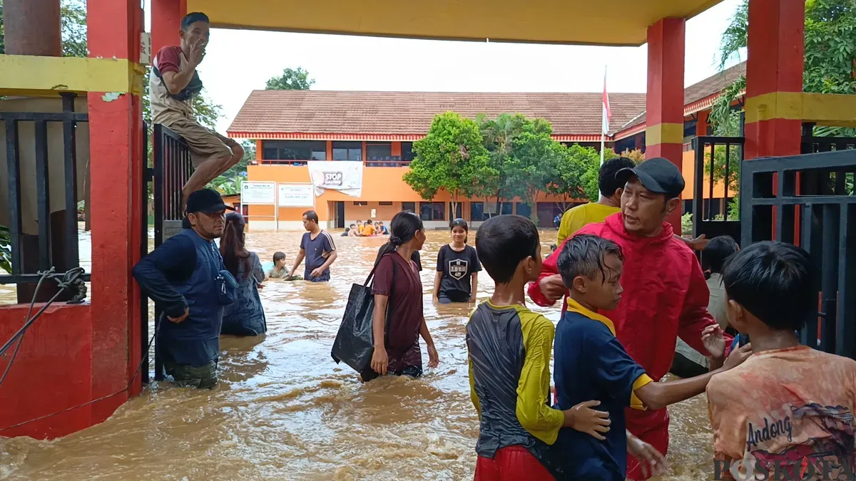 Air luapan sungai Ciliwung masih membanjiri pemukiman warga Pejaten Timur, Jakarta Selatan, Selasa, 4 Maret 2025. (Sumber: Poskota/Ali Mansur)