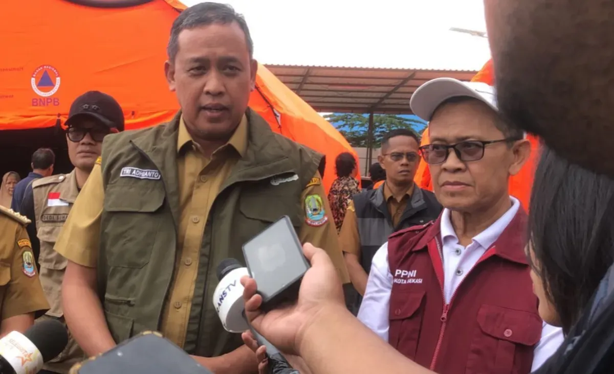 Wali Kota Bekasi Dr Tri Adhianto, menjelaskan penanganan pemerintah terhadap bencana banjir yang terjadi, Selasa, 4 Maret 2025. (Sumber: Dok. Pemkot Bekasi)