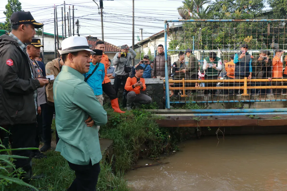 Bupati Bandung, Dadang Supriatna saat meninjau lokasi banjir di Kecamatan Majalaya, Selasa, 4 Maret 2025. (Sumber: Dok. Pemkab Bandung)