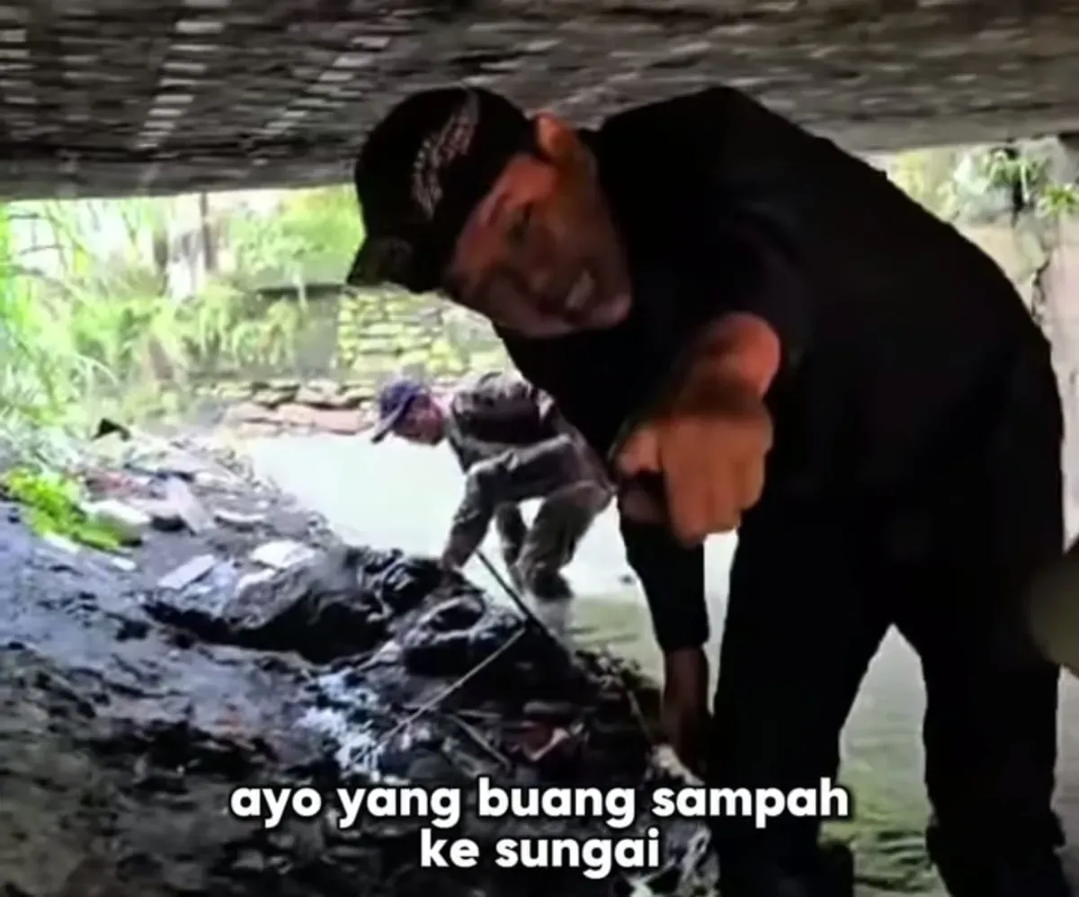 Gubernur Jawa Barat, Dedi Mulyadi, kembali turun langsung membersihkan sungai dan menemukan pecahan mangkok di bawah jembatan. Berjanji akan menggaji petugas khusus urusi sampah. (Sumber: Instagram Dedi Mulyadi)