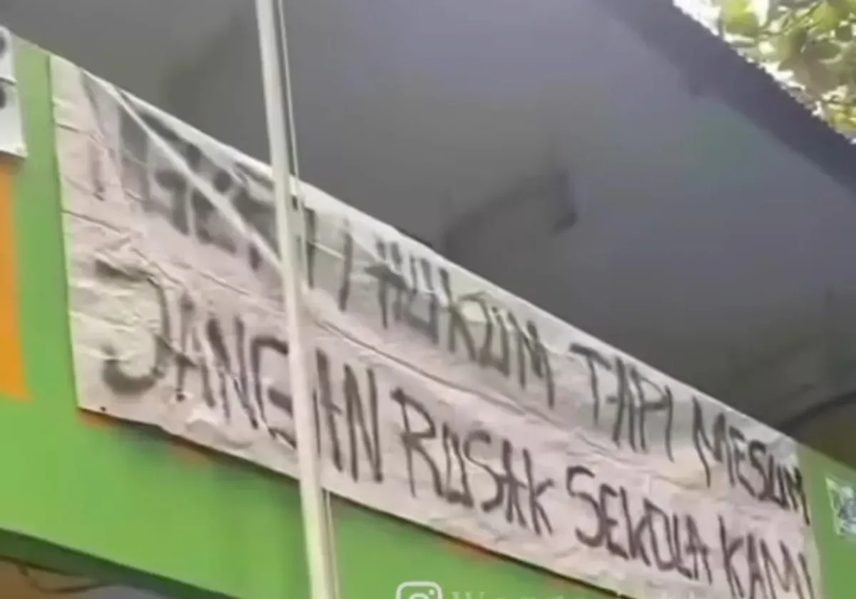 Pelajar SMK PGRI Kalideres, Jakarta Barat, unjuk rasa di sekolah diduga adanya guru mesum. (Sumber: Instagram/warga.jakbar)