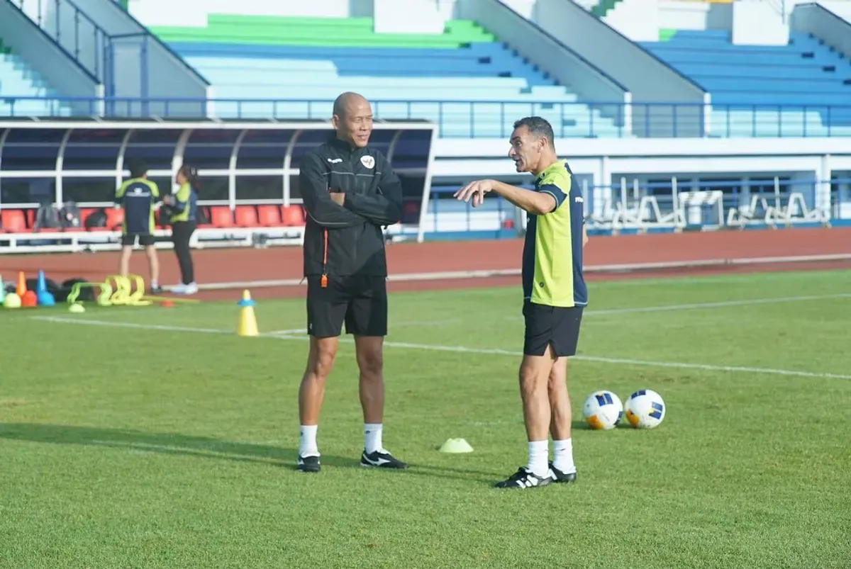 Nova Arianto saat berbincang dengan Gerald Vanenburg di tengah sesi pemusatan latihan Timnas Indonesia U17. (Sumber: Instagram/@novarianto30)