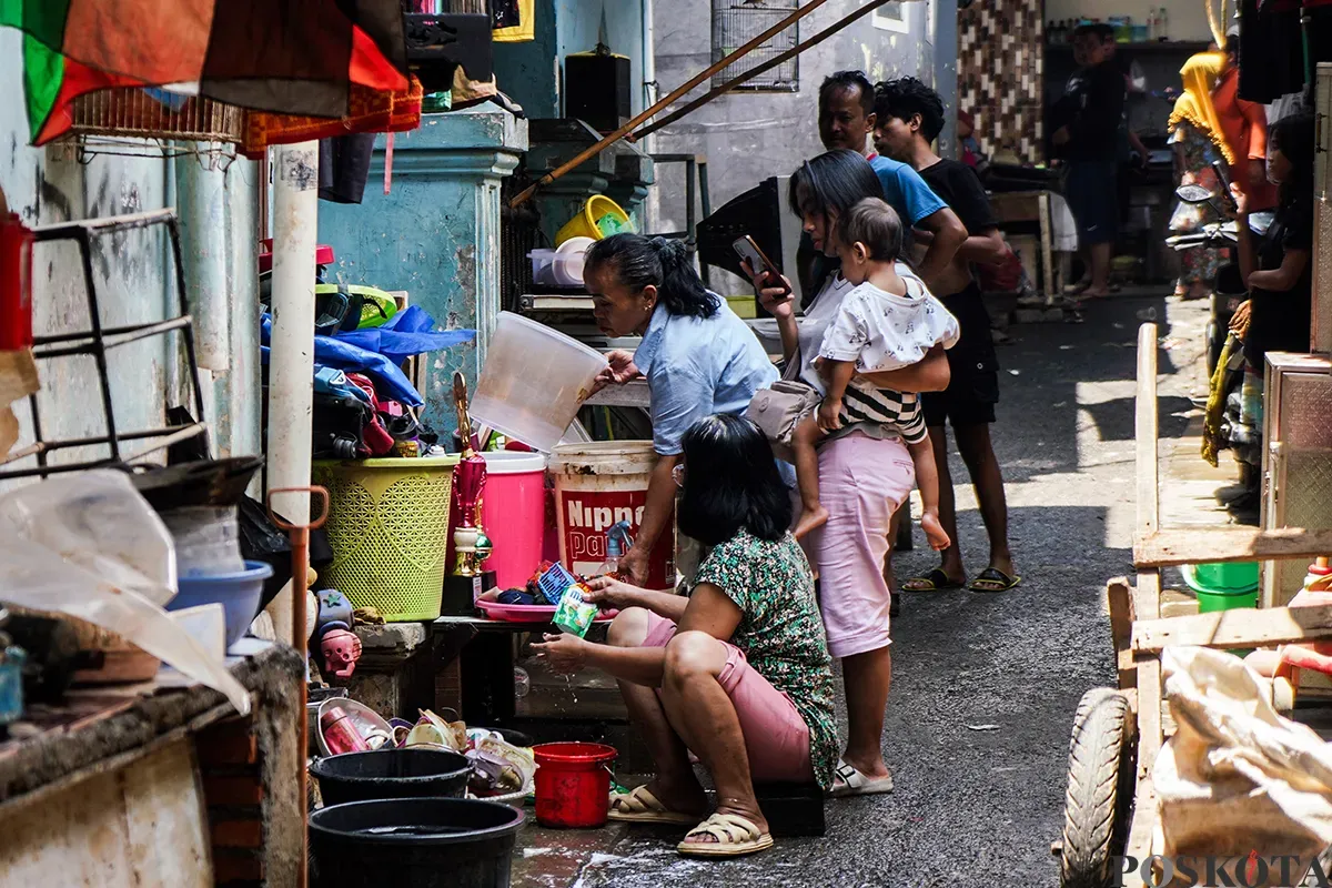 Sejumlah warga mulai kembali dan membersihkan kediamannya pasca banjir yang melanda dalam beberapa hari terakhir di Kampung Melayu, Jatinegara, Jakarta Timur, Rabu, 5 Maret 2025. (Sumber: Poskota/Bilal Nugraha Ginanjar)