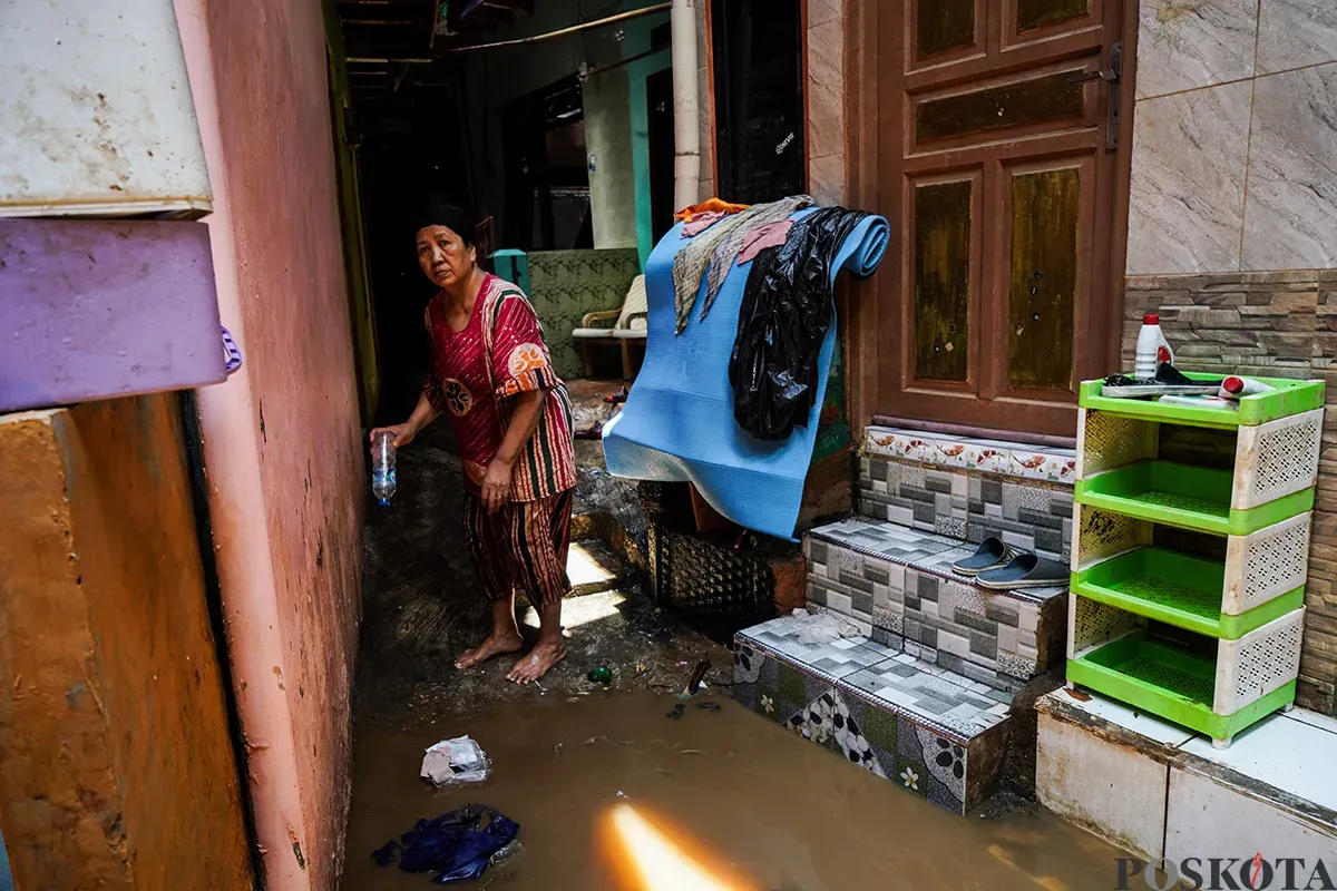 Sejumlah warga mulai kembali dan membersihkan kediamannya pasca banjir yang melanda dalam beberapa hari terakhir di Kampung Melayu, Jatinegara, Jakarta Timur, Rabu, 5 Maret 2025. (Sumber: Poskota/Bilal Nugraha Ginanjar)