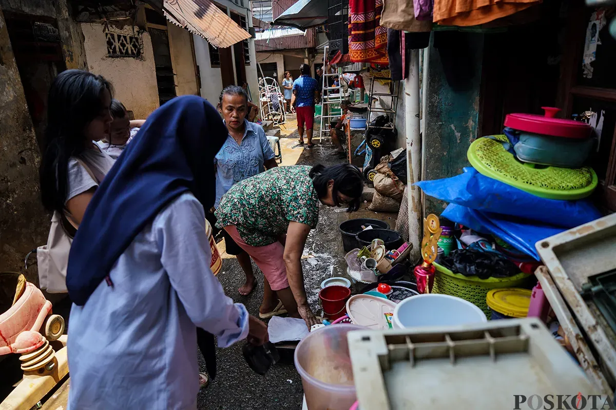 Sejumlah warga mulai kembali dan membersihkan kediamannya pasca banjir yang melanda dalam beberapa hari terakhir di Kampung Melayu, Jatinegara, Jakarta Timur, Rabu, 5 Maret 2025. (Sumber: Poskota/Bilal Nugraha Ginanjar)