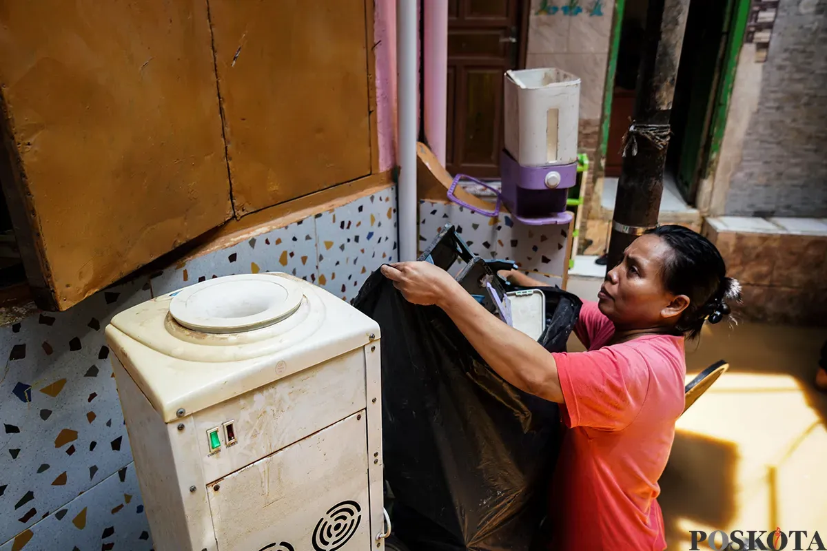 Sejumlah warga mulai kembali dan membersihkan kediamannya pasca banjir yang melanda dalam beberapa hari terakhir di Kampung Melayu, Jatinegara, Jakarta Timur, Rabu, 5 Maret 2025. (Sumber: Poskota/Bilal Nugraha Ginanjar)