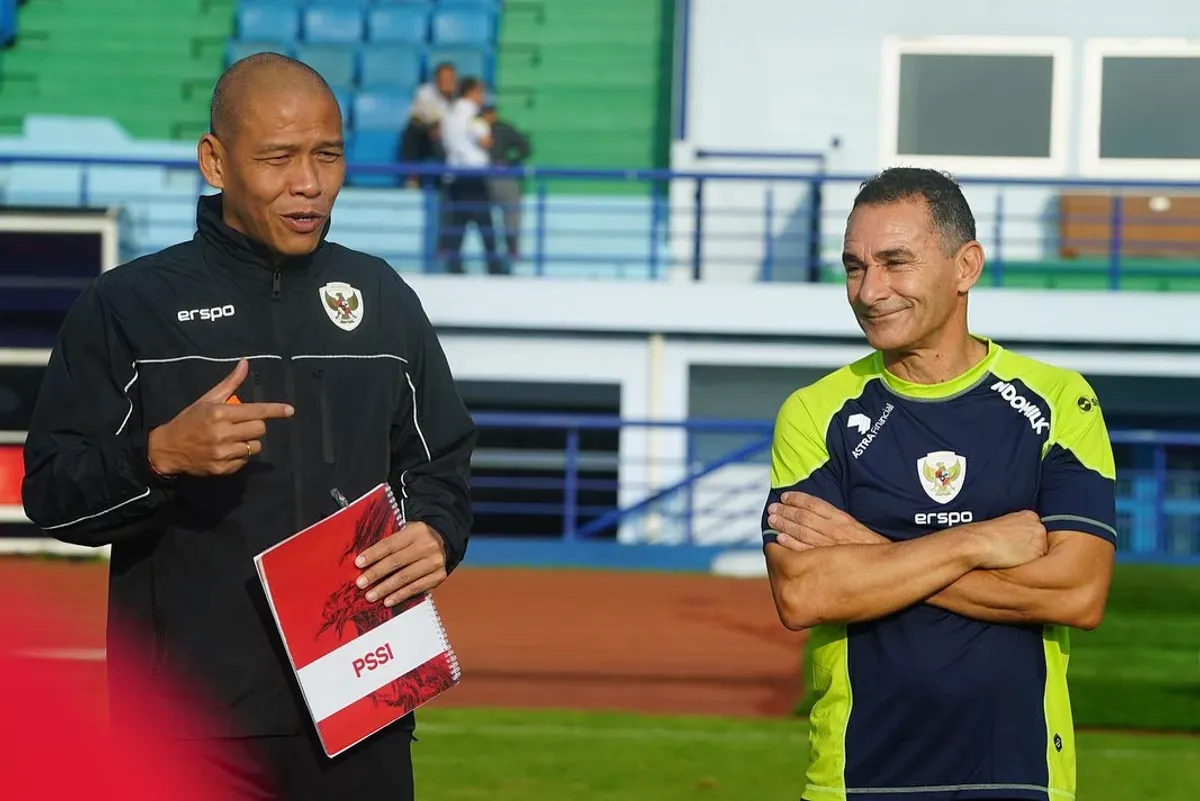 Gerald Vanenburg saat menyambangi sesi pemusatan latihan Timnas Indonesia U17 untuk persiapan Piala Asia U17 2025 di Arab Saudi. (Sumber: Instagram/@novarianto30)