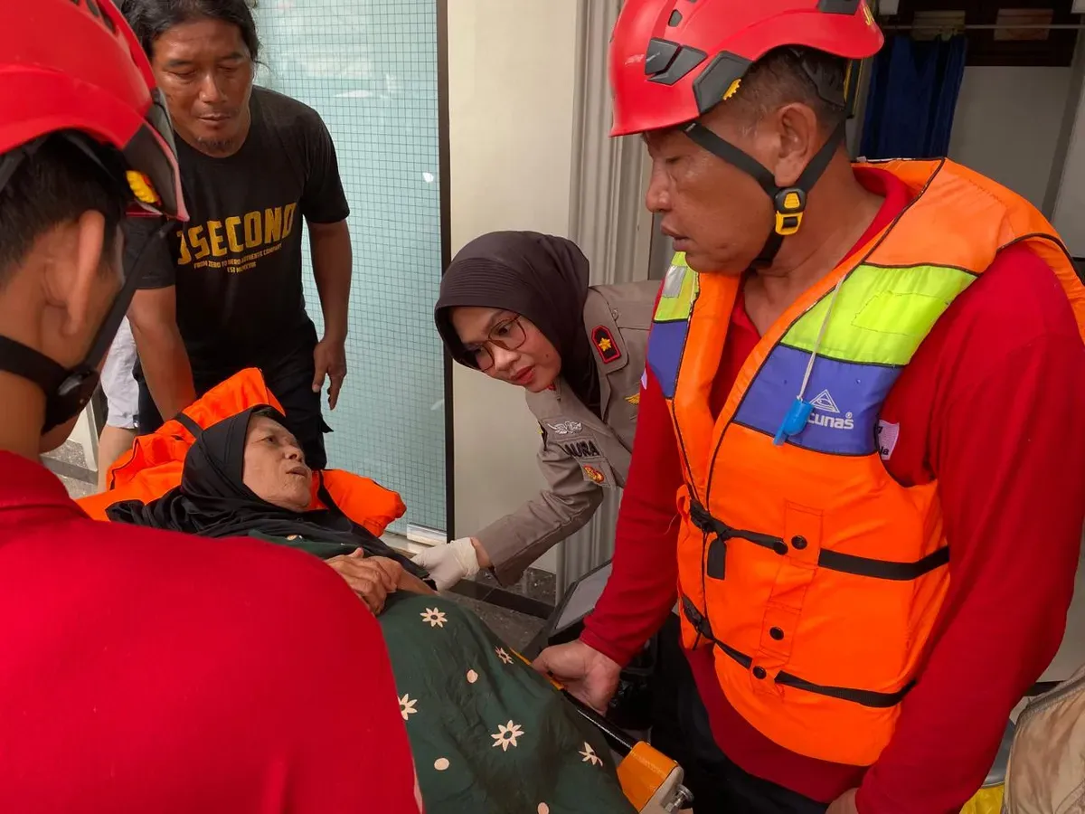 Polres Jakarta Timur mendirikan posko kesehatan gratis untuk masyarakat yang terdampak banjir. (Sumber: Dok. Polres Jakarta Timur)