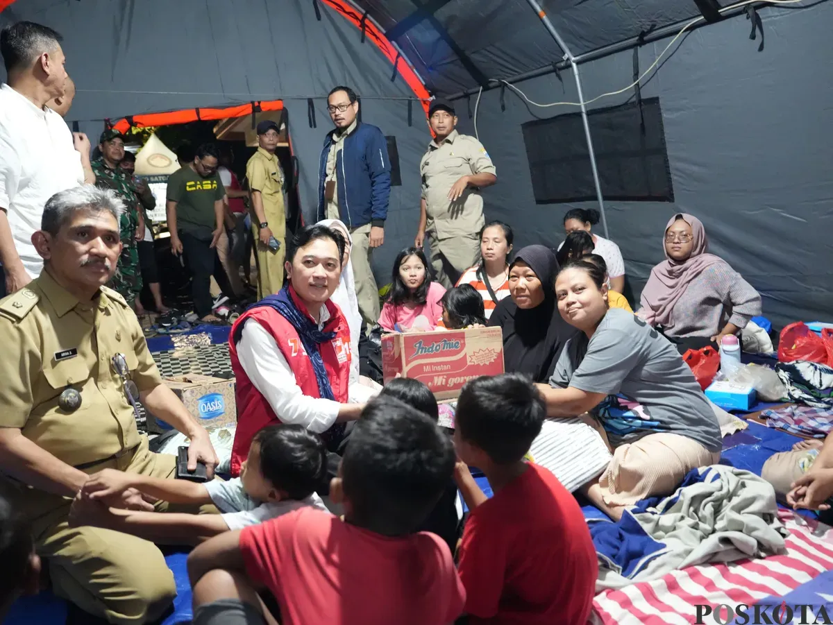 Anggota DPRD Jakarta, Kevin Wu, saat meninjau korban banjir di lokasi pengungsian Kantor Kelurahan Kedoya Selatan, Selasa 4 Maret 2025 malam. (Sumber: Poskota/Pandi Ramedhan)