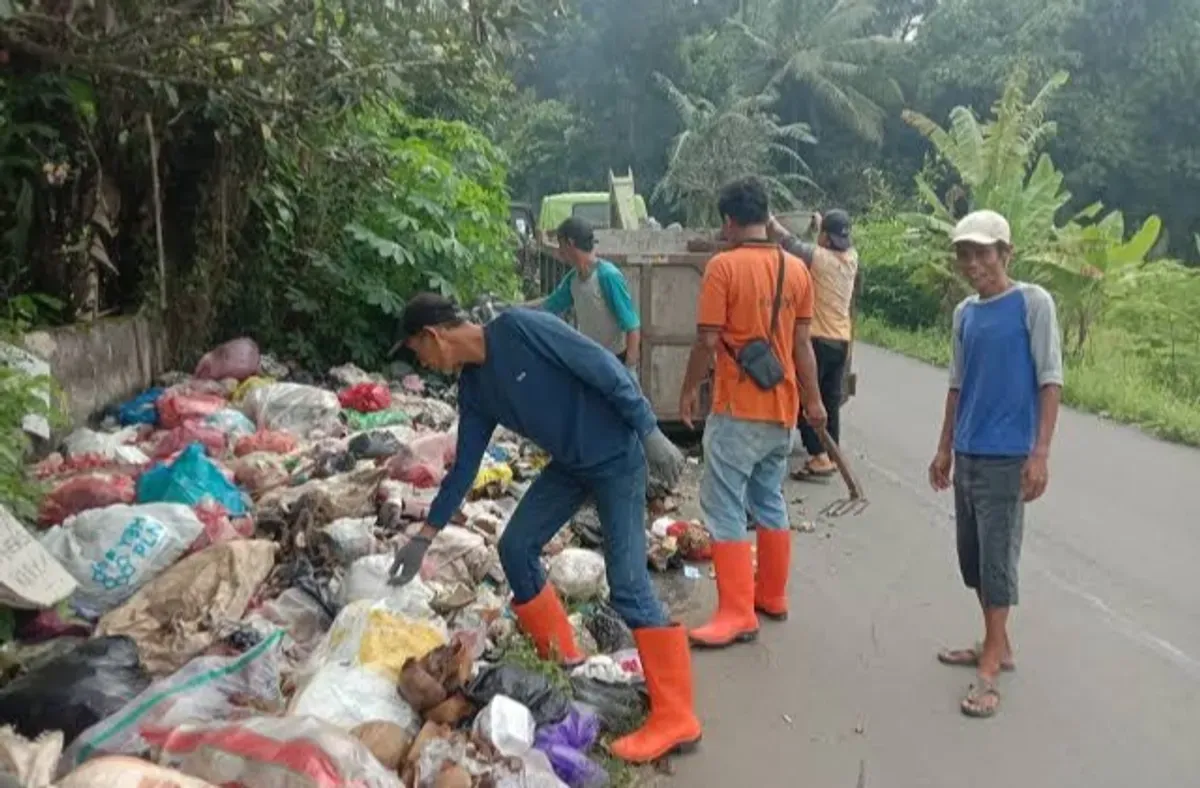 Sejumlah petugas kebersihan di Lebak saat hendak mengangkut sampah. (Sumber: Dok. Warga)