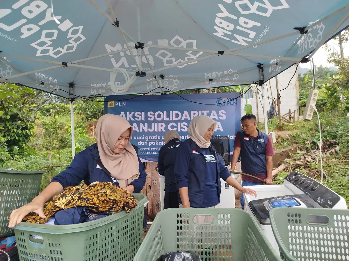 Petugas PLN UID Jawa Barat meringankan beban warga terdampak banjir di Bogor, Bekasi, dan sekitarnya dengan membantu melalui layanan fasilitas mencuci gratis. (Sumber: Dok. PLN UID Jabar)