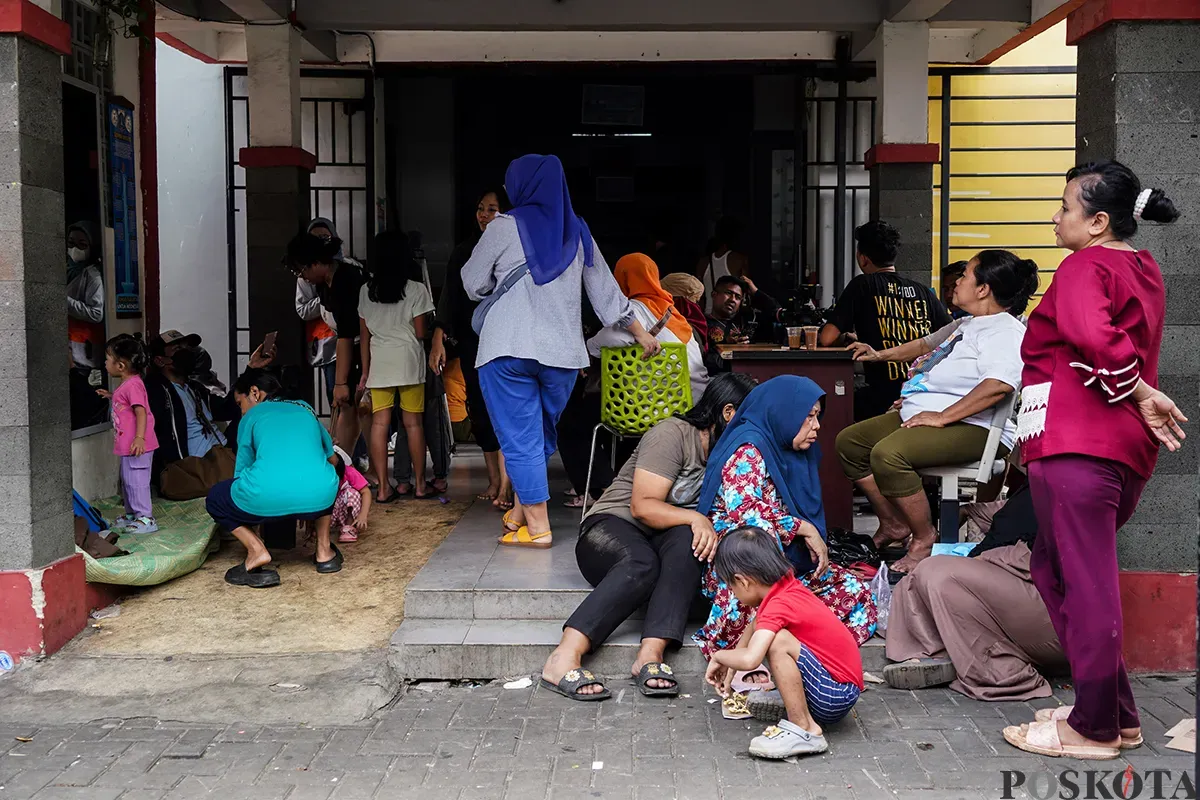 Sebagian warga terdampak banjir masih memilih tinggal di pengungsian di gedung SDN Kampung Melayu 01/02, Jatinegara, Jakarta Timur, Rabu, 5 Maret 2025. (Sumber: Poskota/Bilal Nugraha Ginanjar)