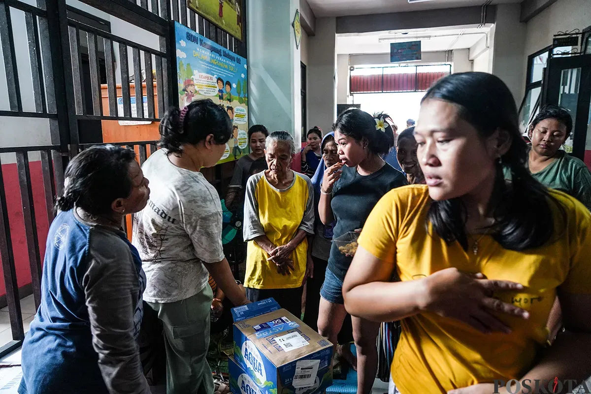 Sebagian warga terdampak banjir masih memilih tinggal di pengungsian di gedung SDN Kampung Melayu 01/02, Jatinegara, Jakarta Timur, Rabu, 5 Maret 2025. (Sumber: Poskota/Bilal Nugraha Ginanjar)