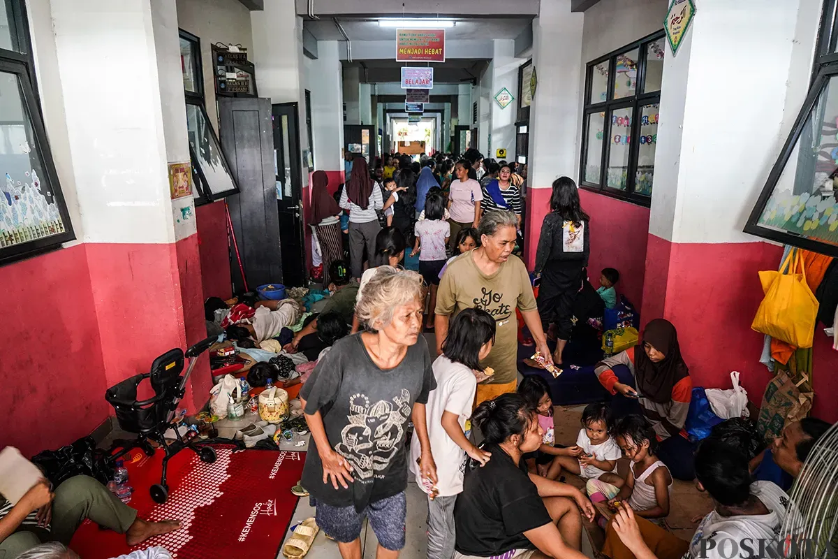 Sebagian warga terdampak banjir masih memilih tinggal di pengungsian di gedung SDN Kampung Melayu 01/02, Jatinegara, Jakarta Timur, Rabu, 5 Maret 2025. (Sumber: Poskota/Bilal Nugraha Ginanjar)