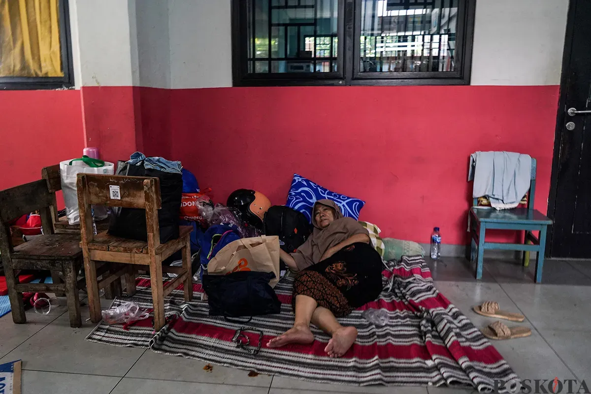 Sebagian warga terdampak banjir masih memilih tinggal di pengungsian di gedung SDN Kampung Melayu 01/02, Jatinegara, Jakarta Timur, Rabu, 5 Maret 2025. (Sumber: Poskota/Bilal Nugraha Ginanjar)