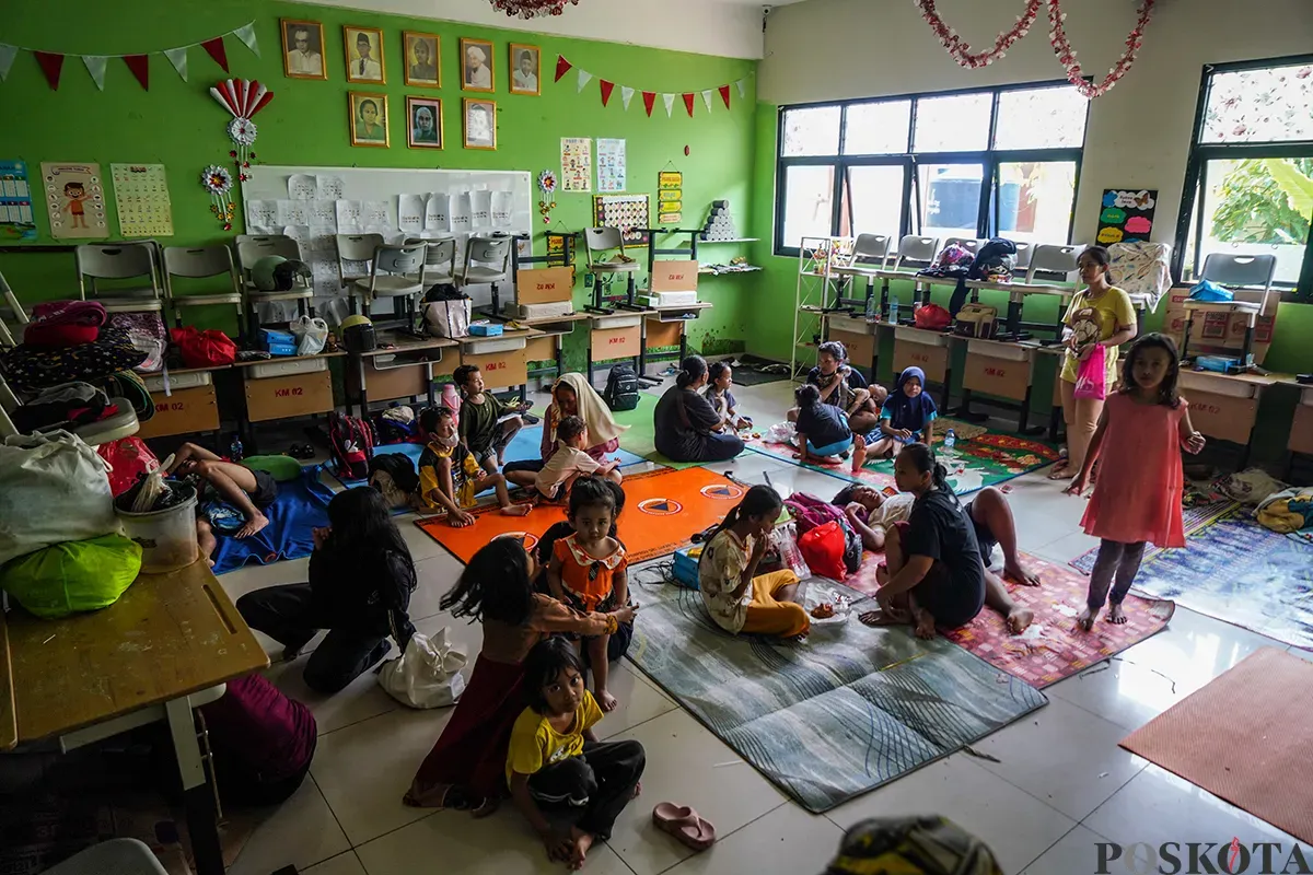 Sebagian warga terdampak banjir masih memilih tinggal di pengungsian di gedung SDN Kampung Melayu 01/02, Jatinegara, Jakarta Timur, Rabu, 5 Maret 2025. (Sumber: Poskota/Bilal Nugraha Ginanjar)