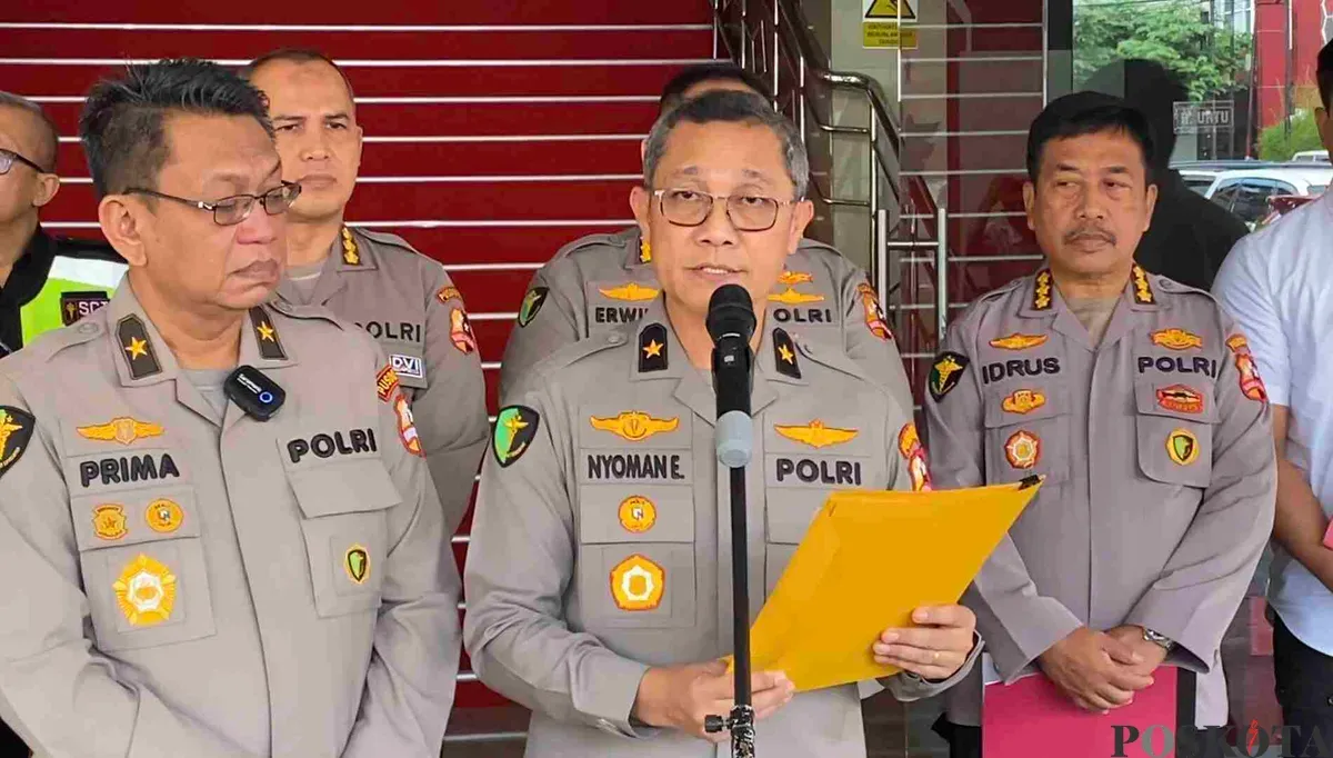 Karo Dokpol Pusdokkes Polri Brigjen Nyoman Eddy Purnama (memegang map kuning) menyampaikan penghentian proses identifikasi korban kebakaran Glodok Plaza Jakarta Barat, Rabu, 5 Februari 2025. (Sumber: Poskota/Ali Mansur)