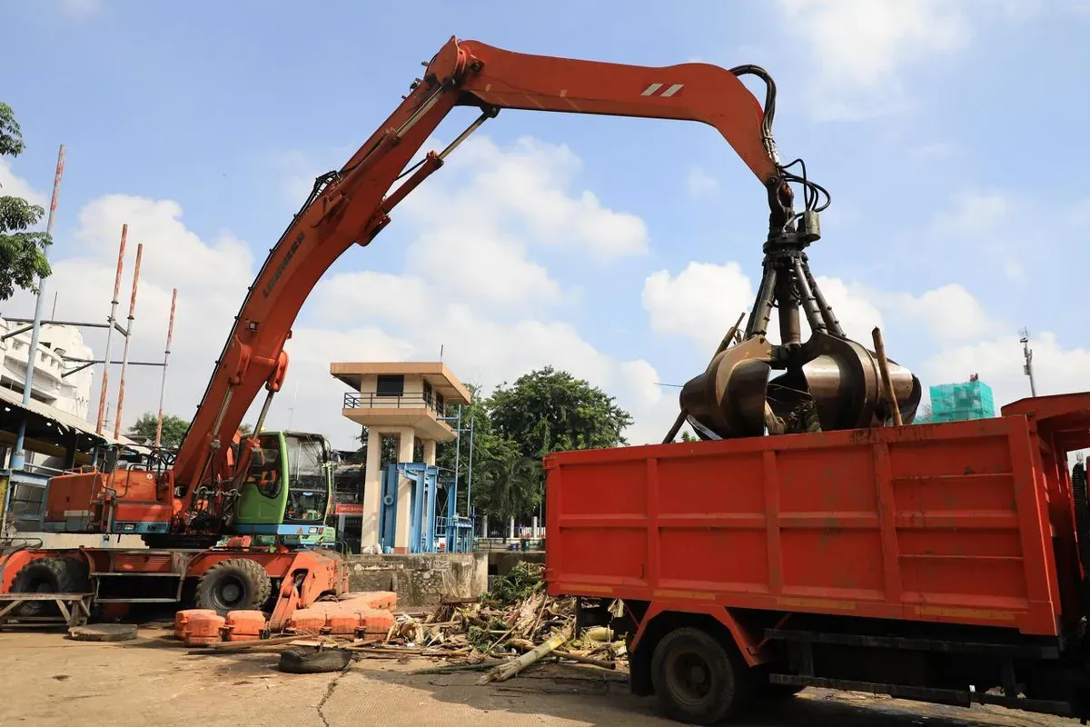 Alat berat saat digunakan untuk mengatasi tumpukan sampah di sejumlah titik sungai. (Sumber: Dok. DLH Jakarta)