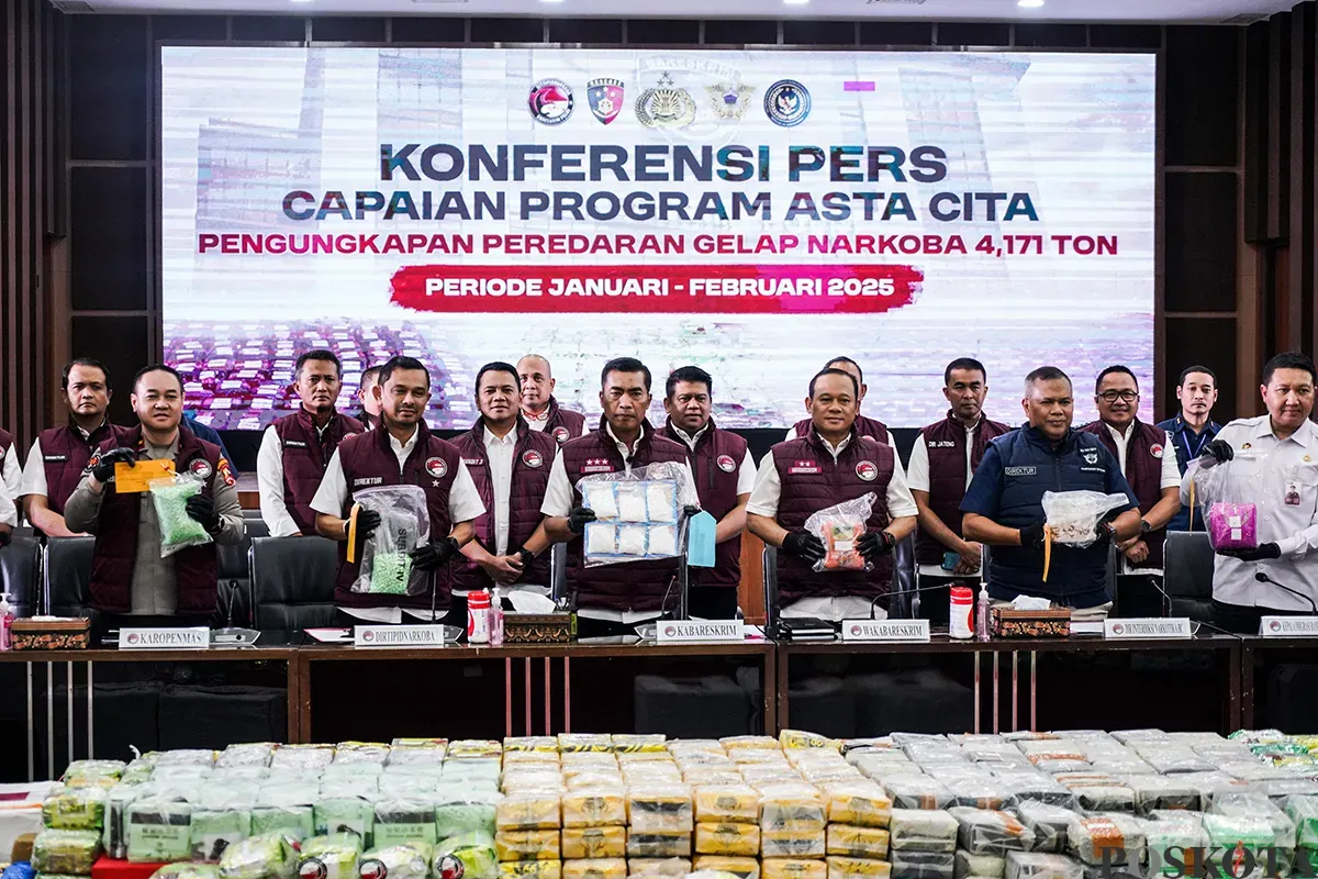 Bareskrim Polri Komjen Pol. Wahyu Widada beserta jajaran, menyampaikan keterangan dalam konfrensi pers pengungkapan peredaran narkoba di Gedung Bareskrim, Mabes Polri, Jakarta, Rabu, 5 Februari 2025. (Sumber: Poskota/Bilal Nugraha Ginanjar)