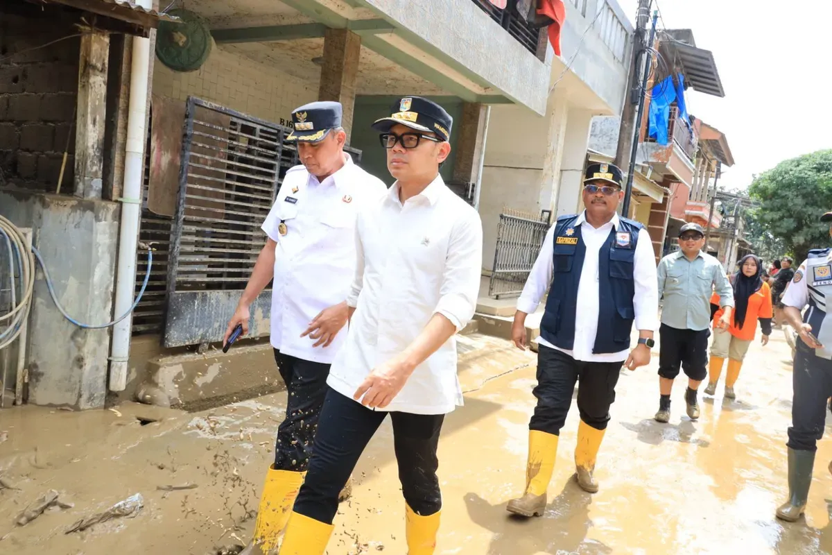 Wakil Menteri Dalam Negeri, Bima Arya bersama Wali Kota Bekasi, Tri Adhianto saat meninjau lokasi banjir. (Sumber: Dok. Pemkot Bekasi)