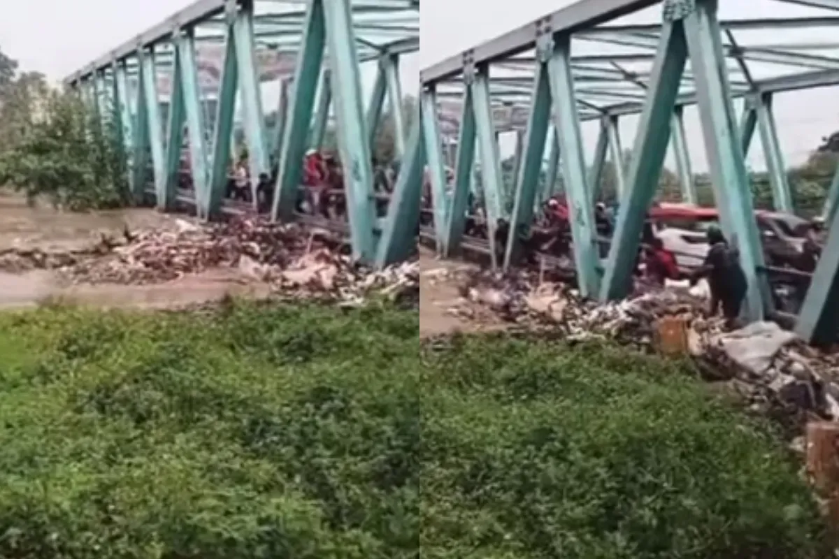 Aksi para warga di Bekasi berebut ayam yang hanyut terseret banjir. (Sumber: Tangkap Layar Instagram/@funnelmedia)