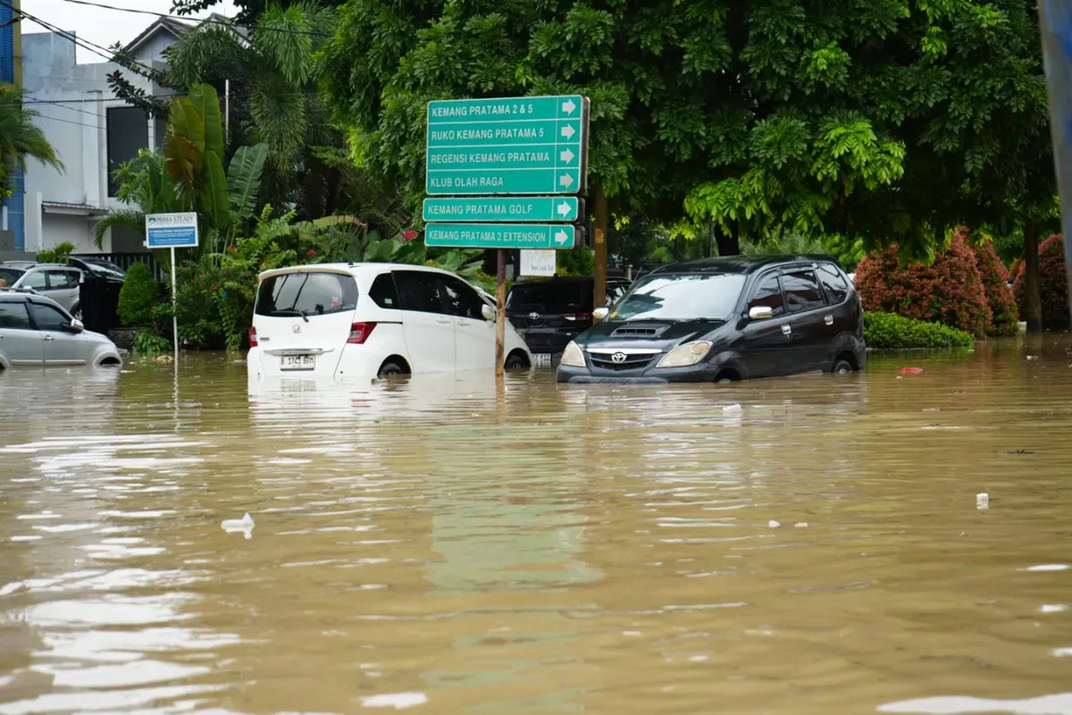 Sejumlah mobil masih terendam banjir di Kota Bekasi. (Sumber: Dok. BPBD Jawa Barat)