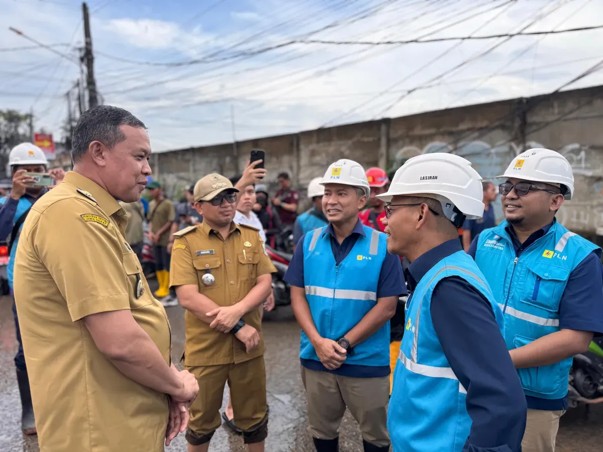 Wali Kota Bekasi, Tri Adhianto Tjahyono (kanan) dan General Manager PLN UID Jakarta Raya, Lasiran berkoordinasi dalam mengatasi banjir di Bekasi. (Sumber: Dok. PLN UID Jakarta Raya)