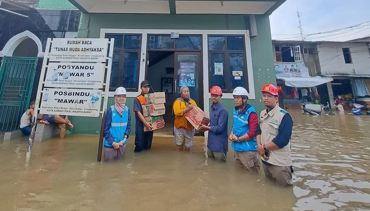 PLN UP3 Cengkareng, Jakarta Barat menyerahkan bantuan logistik kepada warga korban banjir di Kecamatan Cengkareng. (Sumber: Dok. PLN UID Jakarta Raya)