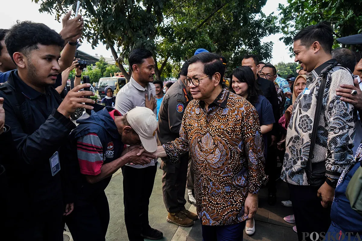 Gubernur dan Wakil Gubernur Jakarta, Pramono Anung dan Rano Karno, menyambangi warga eks Kampung Bayam yang tidak mengikuti acara serah terima hunian Kampung Susun Bayam di depan Jakarta International Stadium, Jakarta Utara, Kamis, 6 Maret 2025. (Sumber: Poskota/Bilal Nugraha Ginanjar)