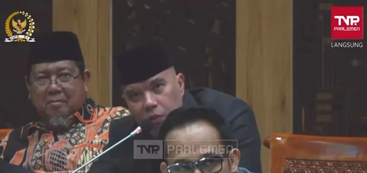 Ahmad Dhani saat menyampaikan pendapat mengenai pemain naturalisasi dalam rapat Komisi X bersama Kementerian Pemuda dan Olahraga (Kemenpora) serta PSSI. (Sumber: Capture Youtube Parlemen TV)