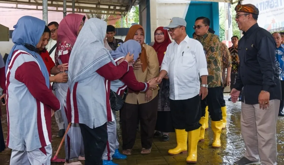 Menteri Pendidikan Dasar dan Menengah (Mendikdasmen) Abdul Mu'ti mengonfirmasi bahwa sejumla fasilitas pendidikan rusak lantaran terdampak banjir dan tersebar di Kota serta Kabupaten Bekasi. (Sumber: Dok Kemendikdasmen)