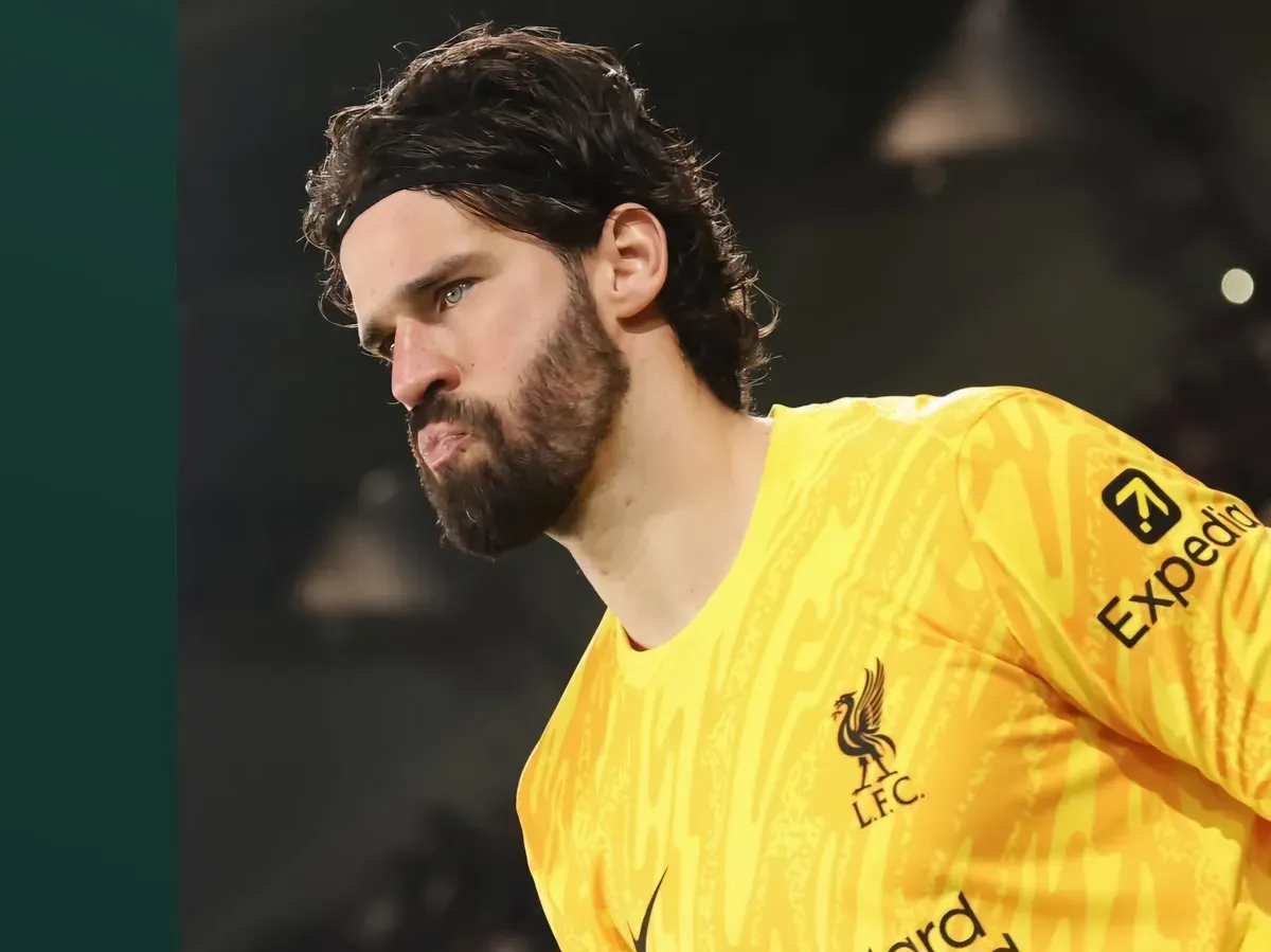 Khvicha Kvaratskhelia dan Ousmane Dembélé tampil gemilang, tetapi Alisson terus menggagalkan peluang mereka (Sumber: Ig: @liverpool)