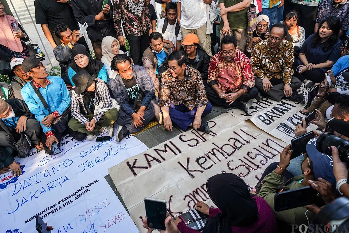 Gubernur dan Wakil Gubernur Jakarta, Pramono Anung dan Rano Karno, menyambangi warga eks Kampung Bayam yang tidak mengikuti acara serah terima hunian Kampung Susun Bayam di depan Jakarta International Stadium, Jakarta Utara, Kamis, 6 Maret 2025. (Sumber: Poskota/Bilal Nugraha Ginanjar)