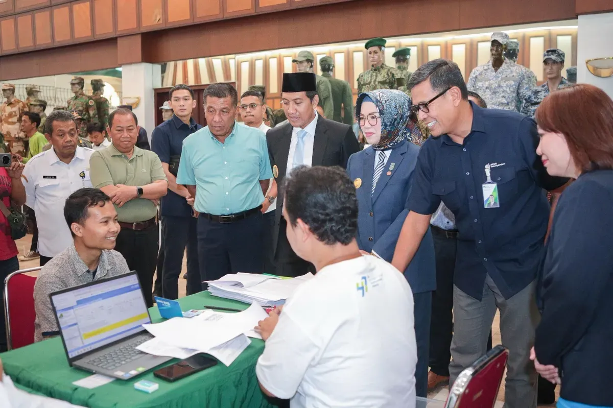 Dirut BPJS Ketenagakerjaan Snggoro Eko Cahyo saat meninjau pusat pelayanan klaim di PT Sritex. (Sumber: Dok. BPJS Ketenagakerjaan)