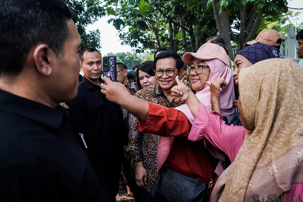 Gubernur dan Wakil Gubernur Jakarta, Pramono Anung dan Rano Karno, menyambangi warga eks Kampung Bayam yang tidak mengikuti acara serah terima hunian Kampung Susun Bayam di depan Jakarta International Stadium, Jakarta Utara, Kamis, 6 Maret 2025. (Sumber: Poskota/Bilal Nugraha Ginanjar)