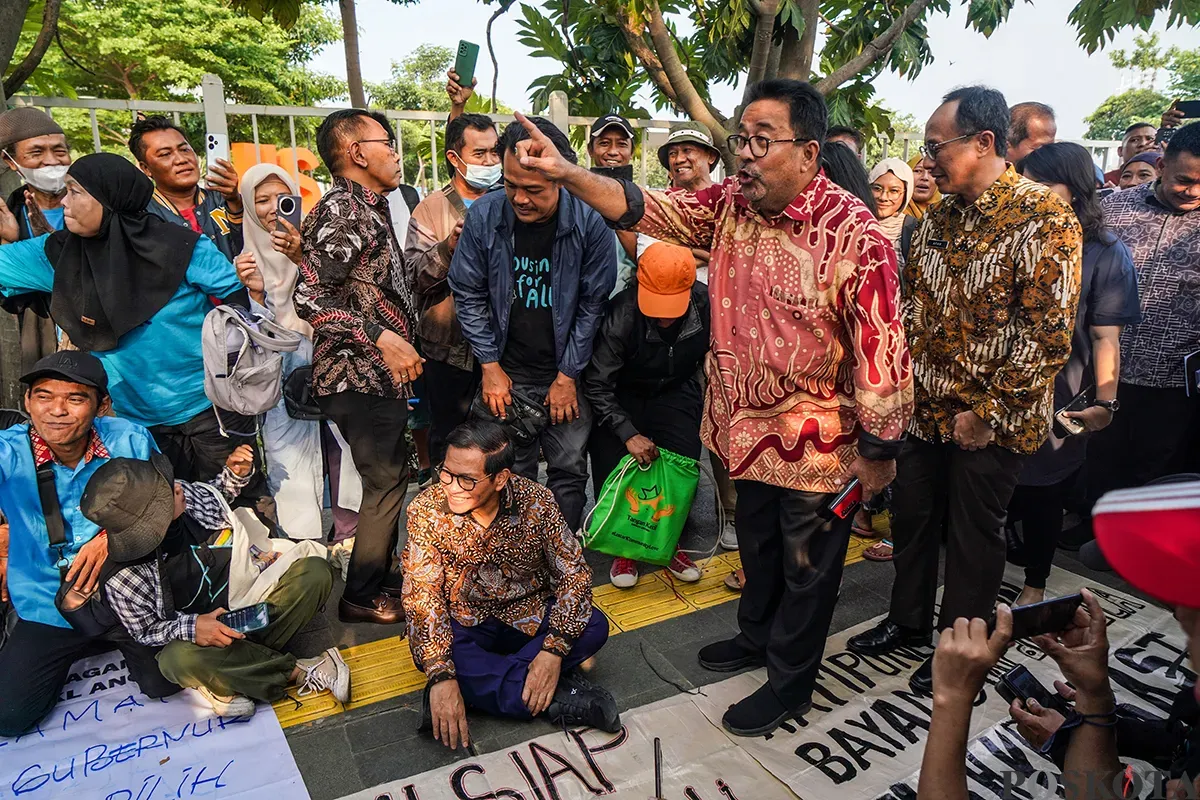 Gubernur dan Wakil Gubernur Jakarta, Pramono Anung dan Rano Karno, menyambangi warga eks Kampung Bayam yang tidak mengikuti acara serah terima hunian Kampung Susun Bayam di depan Jakarta International Stadium, Jakarta Utara, Kamis, 6 Maret 2025. (Sumber: Poskota/Bilal Nugraha Ginanjar)