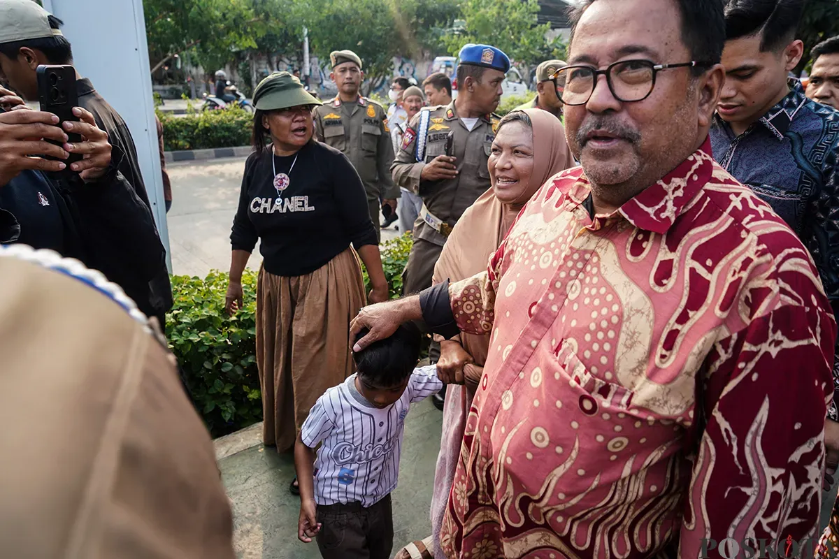 Gubernur dan Wakil Gubernur Jakarta, Pramono Anung dan Rano Karno, menyambangi warga eks Kampung Bayam yang tidak mengikuti acara serah terima hunian Kampung Susun Bayam di depan Jakarta International Stadium, Jakarta Utara, Kamis, 6 Maret 2025. (Sumber: Poskota/Bilal Nugraha Ginanjar)