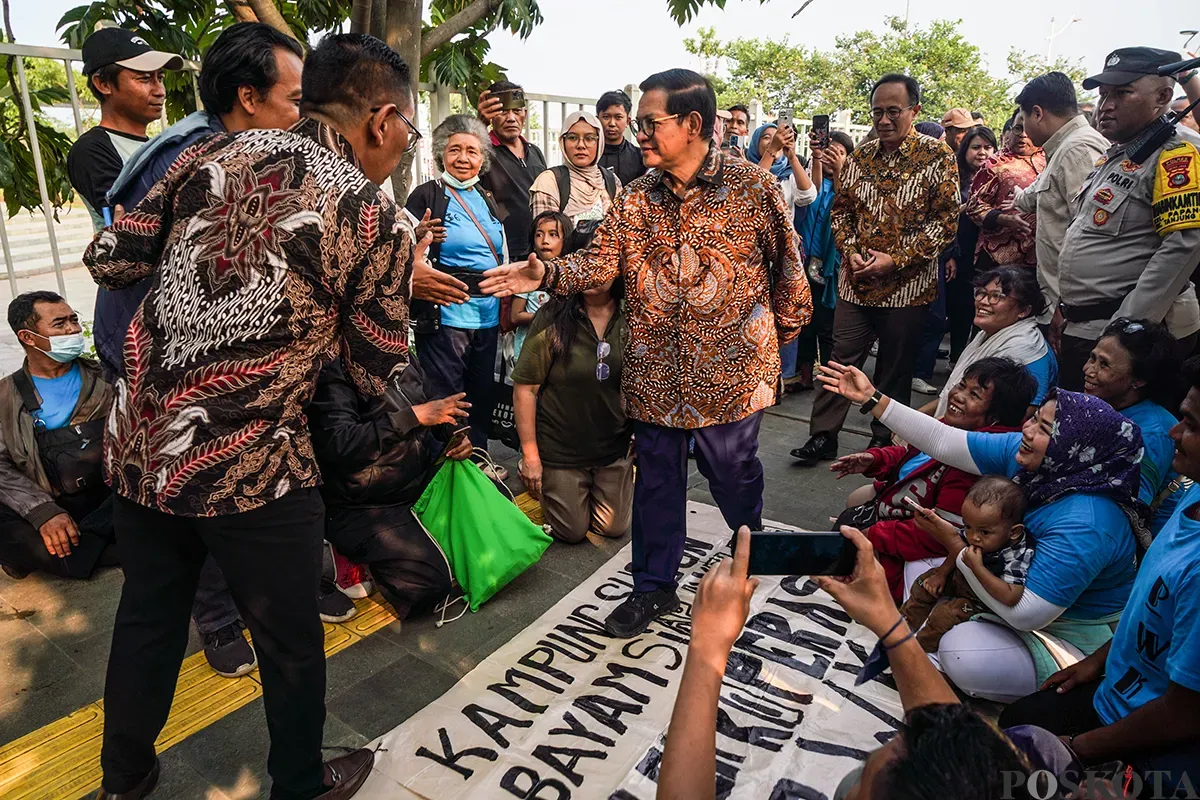 Gubernur dan Wakil Gubernur Jakarta, Pramono Anung dan Rano Karno, menyambangi warga eks Kampung Bayam yang tidak mengikuti acara serah terima hunian Kampung Susun Bayam di depan Jakarta International Stadium, Jakarta Utara, Kamis, 6 Maret 2025. (Sumber: Poskota/Bilal Nugraha Ginanjar)