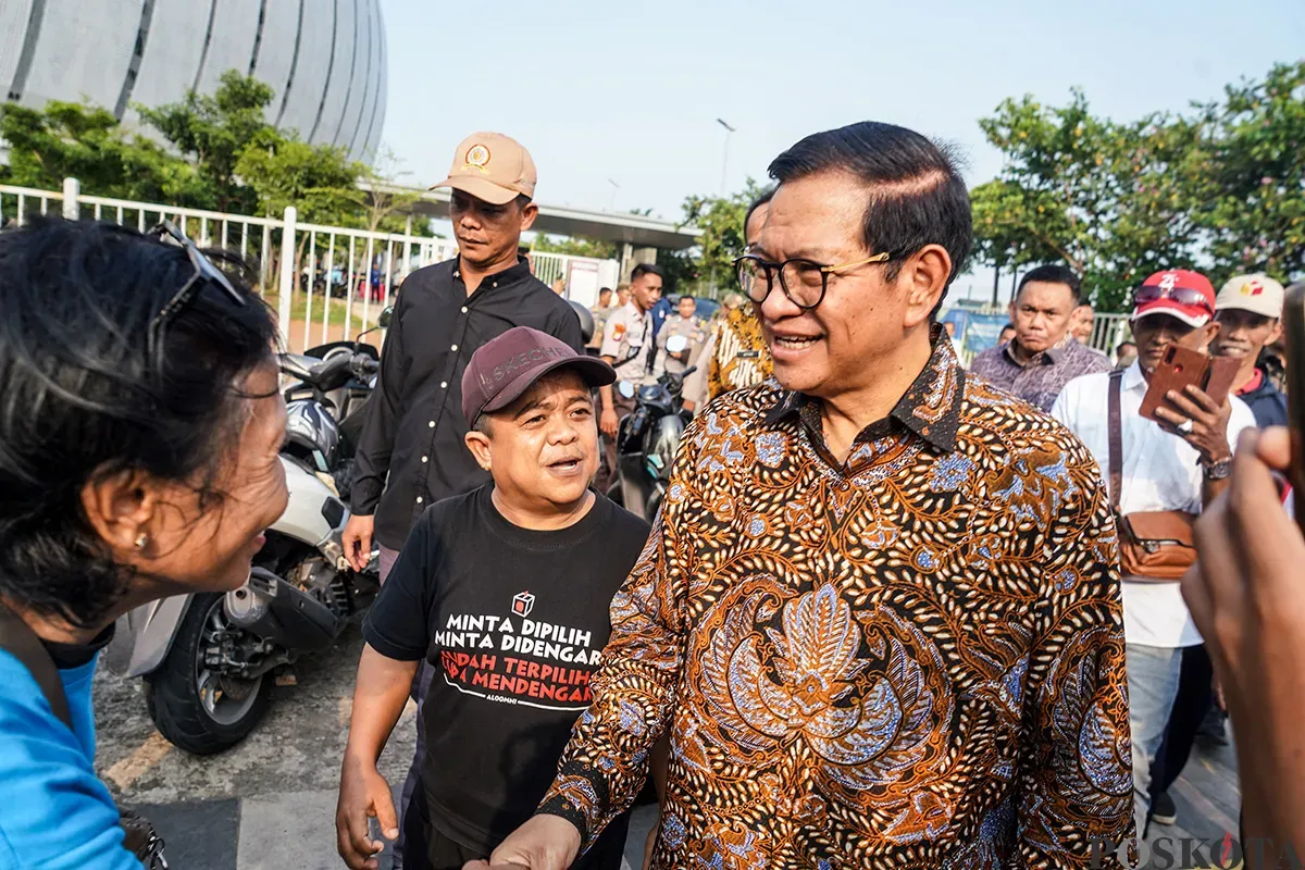 Gubernur dan Wakil Gubernur Jakarta, Pramono Anung dan Rano Karno, menyambangi warga eks Kampung Bayam yang tidak mengikuti acara serah terima hunian Kampung Susun Bayam di depan Jakarta International Stadium, Jakarta Utara, Kamis, 6 Maret 2025. (Sumber: Poskota/Bilal Nugraha Ginanjar)