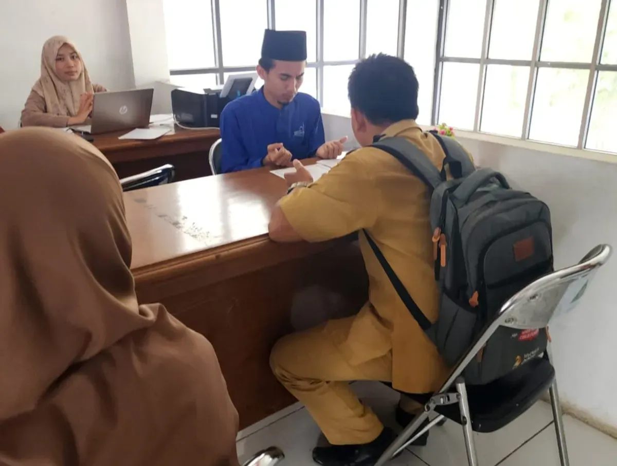 Sejumlah ASN saat menyetorkan zakat fitrah ke Baznas Pandeglang. (Sumber: Dok. Baznas Pandeglang)