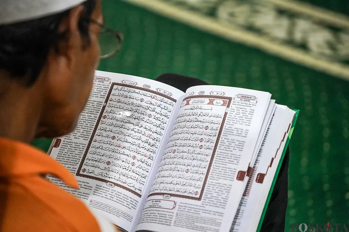 Aktivitas umat muslim mulai dari membaca kitab suci Al Quran, sholat hingga beristirahat saat berada di Masjid Jami Al Anwar, Rawa Bunga, Jatinegara, Jakarta Timur, Kamis, 6 Maret 2025. (Sumber: Poskota/Bilal Nugraha Ginanjar)